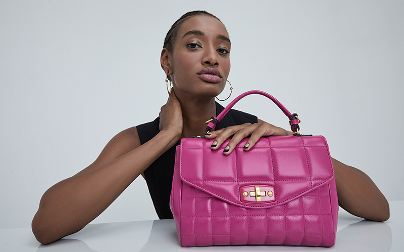 Essa bolsa da Balenciaga é a nova queridinha e te contamos onde encontrar  modelos similares – LookBook Blog Brasil